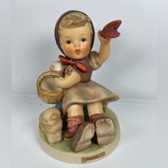 Goebel west Germany Hummel “Farewell” little girl waving 65/1 1970s collectible - Picture 2 of 12